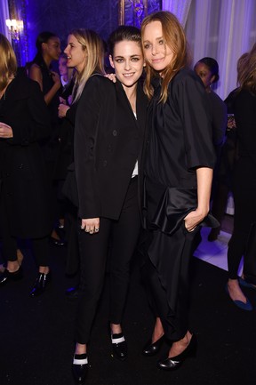 Kristen Stewart e a estilista Stella McCartney em evento de moda em Nova York, nos Estados Unidos (Foto: Dimitrios Kambouris/ Getty Images/ AFP)