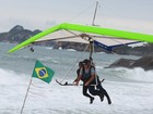 Ludmilla voa de asa delta em dia chuvoso no Rio