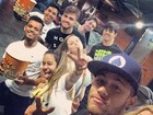 Neymar curte cinema com a irmã e os amigos de sempre