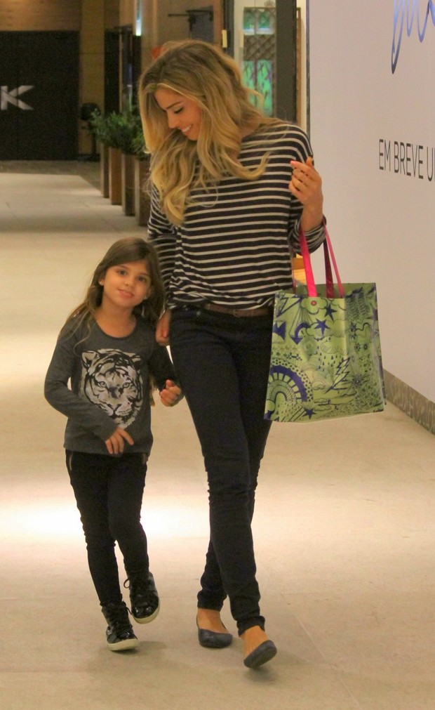 Grazi Massafera e a filha, Sofia, em shopping no Rio, nesta quinta-feira, 11 (Foto: Daniel Delmiro/Agnews)