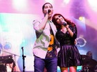 Christian Chavez e Dulce María, ex-integrantes do RBD, cantam juntos