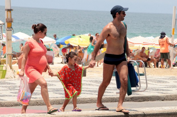 Mouhamed Harfouch curte praia com a esposa e a filha no Leblon (Foto: Agnews )