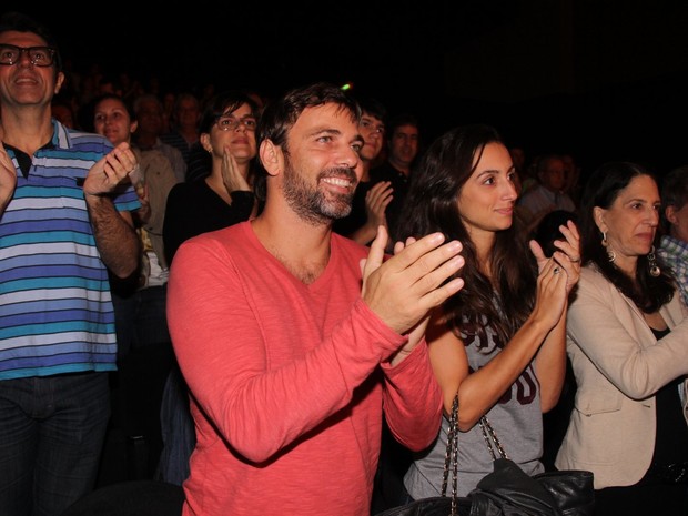 Marcelo Faria com a mulher, Camila Lucciola, em teatro no Rio (Foto: Rogério Fidalgo/ Ag. News)