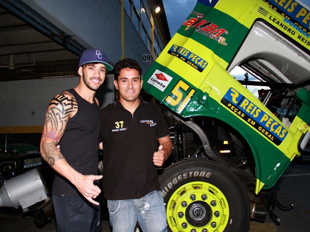 Gusttavo Lima e o piloto Raphael Teixeira no autódromo de Londrina, no Paraná (Foto: Divulgação)