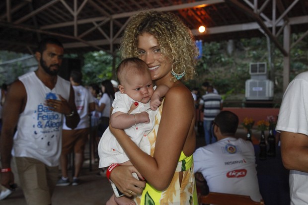 Laura Fernandez com a filha (Foto: Marcos Ribas e Rafael Cusato / Brazil News)