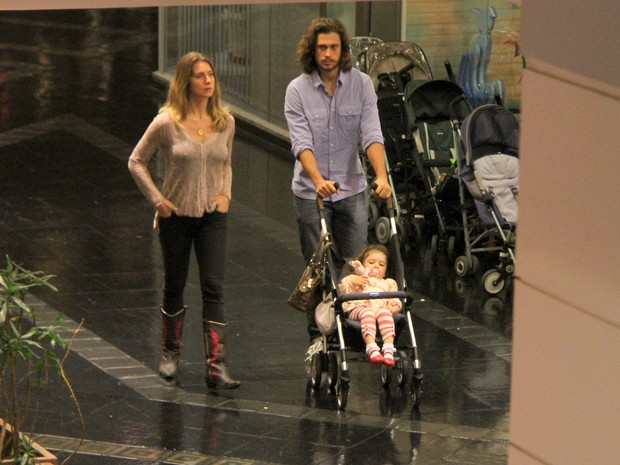 Letícia Spiller com o marido, o diretor de fotografia Lucas Loureiro, e a filha Stella em shopping no Rio (Foto: Daniel Delmiro/ Ag. News)