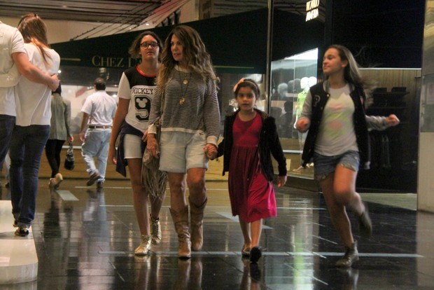 Elba Ramalho com as filhas (Foto: Daniel Delmiro / AgNews)