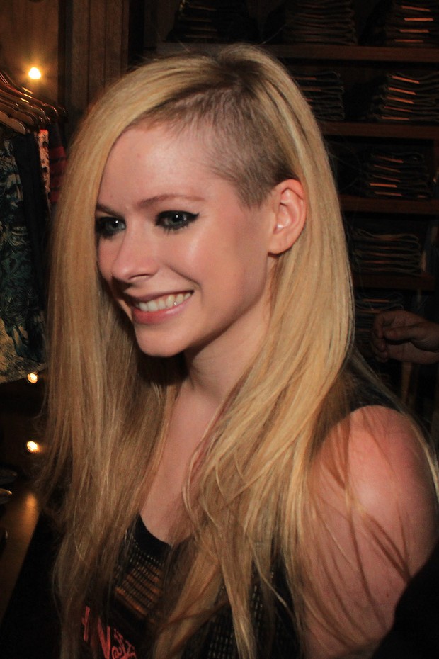 Avril Lavigne saindo de loja (Foto: Celso Tavares/EGO)