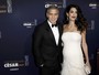 Com George Clooney, Amal desfila barriguinha de gravidez em prêmio