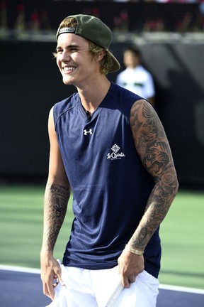 Justin Bieber joga tênis em evento beneficente na Califórnia, nos Estados Unidos (Foto: Frazer Harrison/ Getty Images/ AFP)