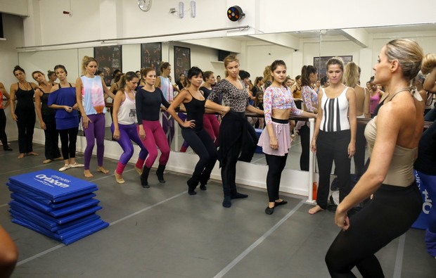Anna Lima, Grazi Massafera, Jéssika Alves e Ingrid Guimarães em aula de balé fitness (Foto: AgNews)