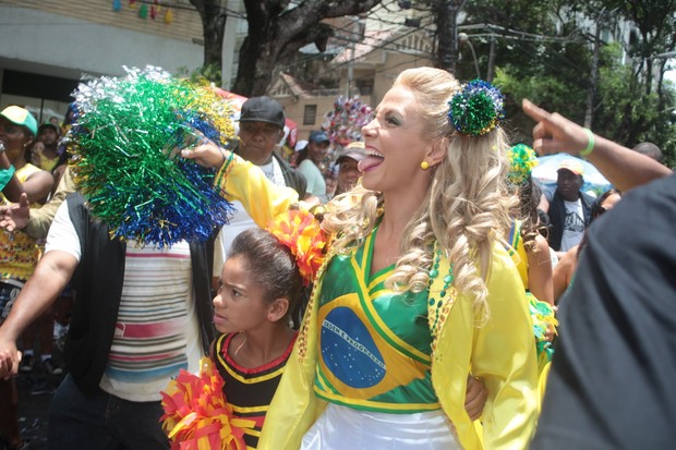 Trio de Carla Perez no carnaval de Salvador, Bahia (Foto: Wallace Barbosa e JC Pereira e Vinicius Eduardo/AgNews )