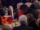 Gwen Stefani e Blake Shelton trocam carinhos em festa pré-Grammy