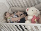Sheila Mello dorme junto com a filha em berço