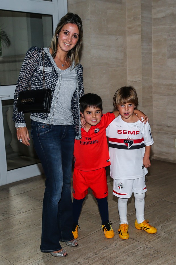 Rafaella Massa com o filho Felipinho e um amiguinho (Foto: Manuela Scarpa / Photo Rio News)