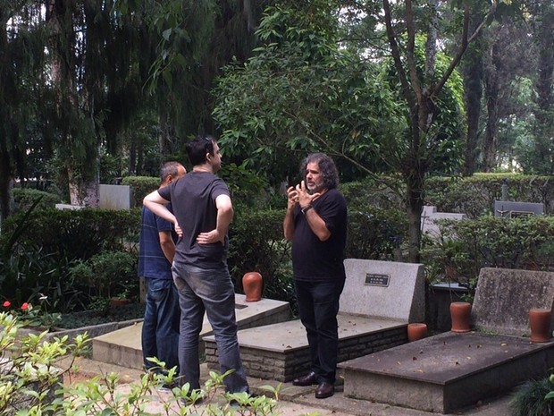 Locca Faria, ex-marido de Selma Reis, conversa com os músicos Misael e Regis (Foto: EGO)