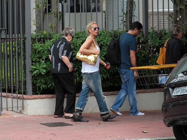 Adriane Galisteu almoça com a mãe em São Paulo (Foto: Guilherme Henrique/ Foto Rio News)