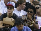 Justin Bieber suja a boca e a mão durante partida de basquete