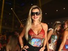 Mirella Santos vai com decotão a feijoada no Rio