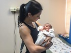 Bella Falconi leva filha ao pediatra: 'Ela chora, eu choro junto'