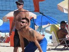 Em família, Rodrigo Hilbert curte feriado jogando vôlei em praia do Rio
