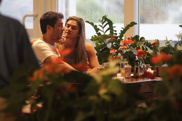 Mirella e Ceará em jantar romântico em shopping na Barra da Tijuca, RJ (Foto: Derick Abreu / Photo Rio News)