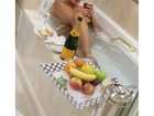 Ângela Bismarchi posta foto nua em banheira: 'Agora é só relaxar'
