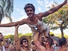 Caio Castro faz a festa de foliões vestido de noiva em bloco de carnaval