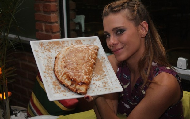 Carolina Dieckmann em restaurante na Zona Oeste do Rio (Foto: Jorge Marcílio/ Rogério Produções/ Divulgação)