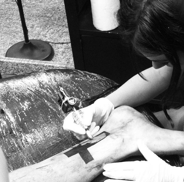 Isis Valverde faz  tatuagem no namorado (Foto: Instagram / Reprodução)