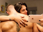 Ex-BBB Jonas posa agarrado com Mari Gonzalez: 'Abraço de urso'
