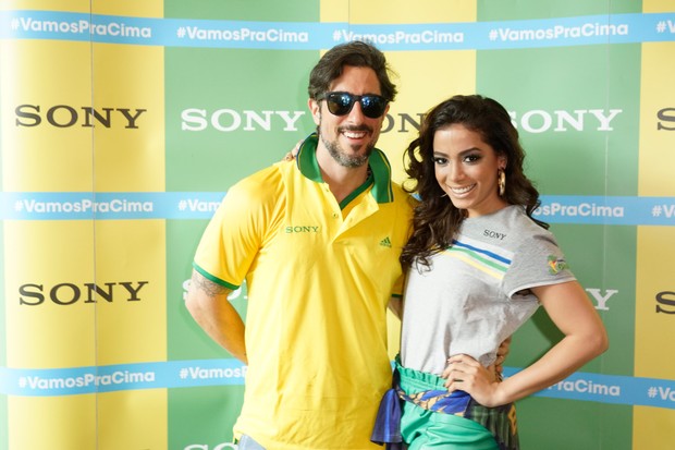 MArcos Mion e Anitta no Ponto de Encontro de encontro Sony do jogo Brasil x Alemanha - BH (Foto: Sony Produtora 7)
