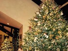 Mariah Carey mostra árvore de Natal, mas sensualiza e decote rouba a cena