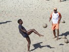 Ex-jogador Edílson, do 'Dança dos Famosos', treina futevôlei em praia 
