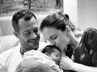 Malvino Salvador e Kyra Gracie posam com a filha recém-nascida