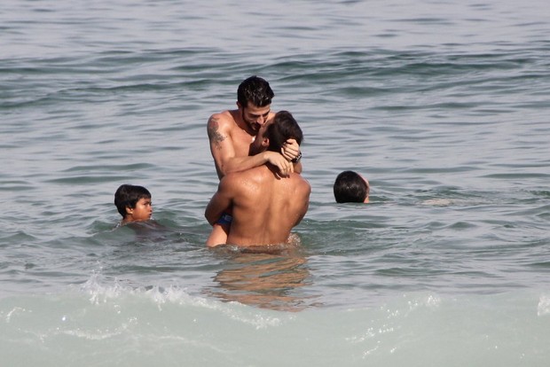 Harry Louis, ex de Marc Jacobs, namora na praia de Ipanema (Foto: Rodrigo dos Anjos/AgNews)