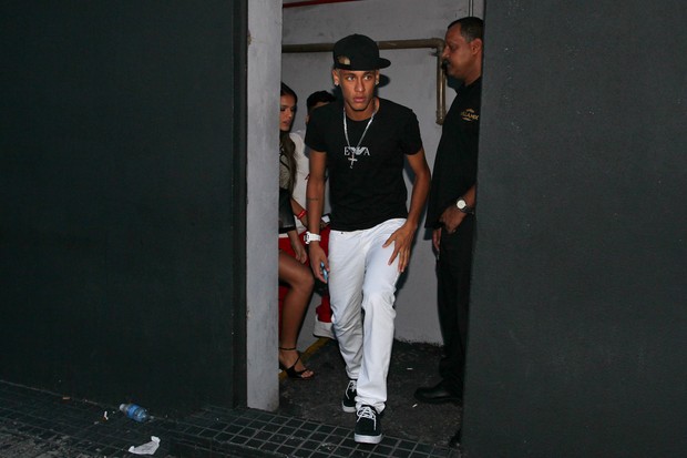 Neymar e Bruna Marquezine deixam boate pela porta de trás e cercados de seguranças (Foto: Manuela Scarpa/Photo Rio News)
