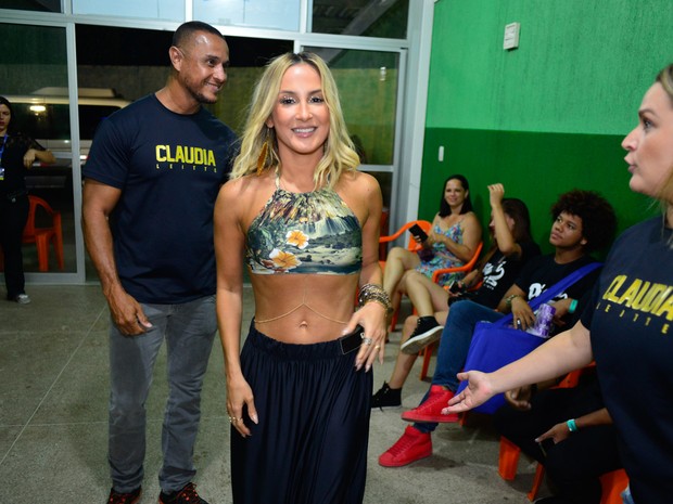 Claudia Leitte me bastidores de show em Salvador, na Bahia (Foto: André Muzell/ Brazil News)