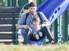Ashton Kutcher se diverte com a filha em escorregador