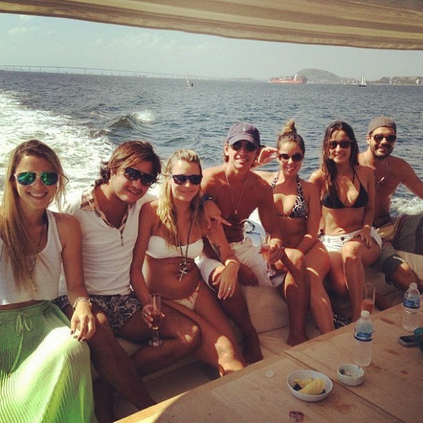Marien, ex-bbb, de biquíni com amigos (Foto: Instagram / Reprodução)