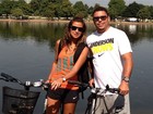 Ronaldo e Paula Morais passeiam de bicicleta em Londres
