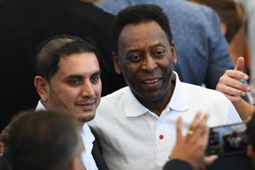 Pelé e fã no Maracanã (Foto: Agência AFP)