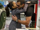 Malvino Salvador ganha beijo de fã mirim em aeroporto carioca