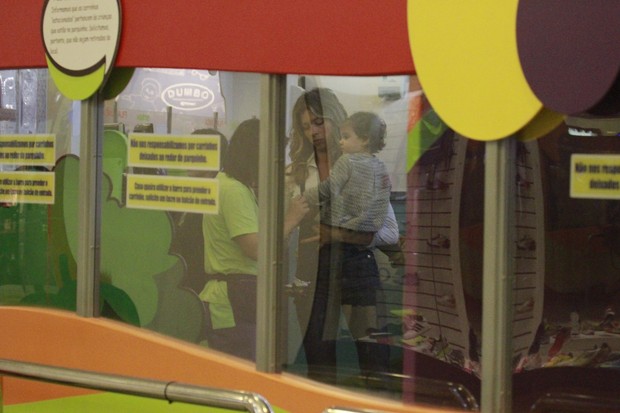 Grazi Massafera com a filha em shopping do Rio (Foto: Dilson Silva / AgNews)