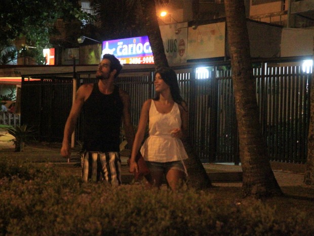 Ex-BBBs Diego e Franciele em restaurante na Barra da Tijuca, Zona Oeste do Rio (Foto: Foto Rio News)