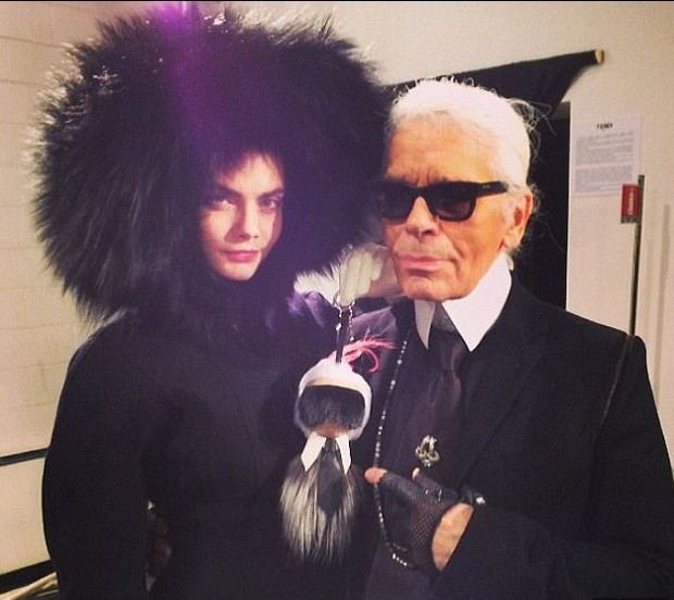 Cara Delevingne e Karl Lagerfeld (Foto: Twitter / Reprodução)