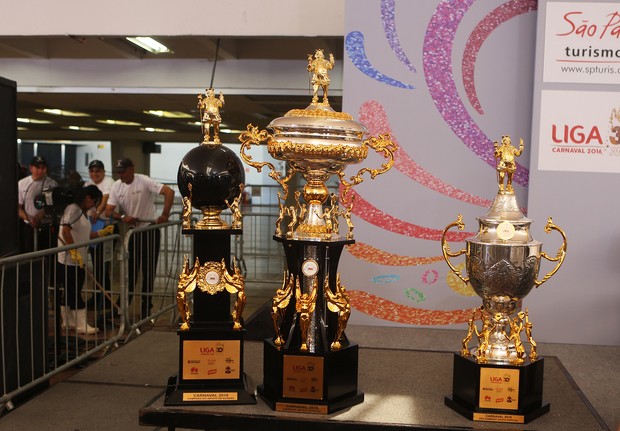 Troféu das campeãs (Foto: Iwi Onodera / EGO)