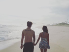 Carol Nakamura posta foto romântica com o namorado na praia