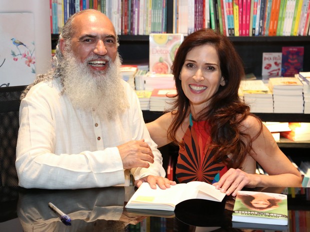 Sri Prem Baba e Ingra Liberato em lançamento de livro na Zona Sul do Rio (Foto: Roberto Filho/ Brazil News)