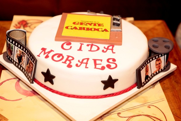 Bolod e aniversário de 52 anos de Cida Moraes (Foto: Isac Luz/EGO)